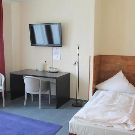 Madison Am Dom Keulen