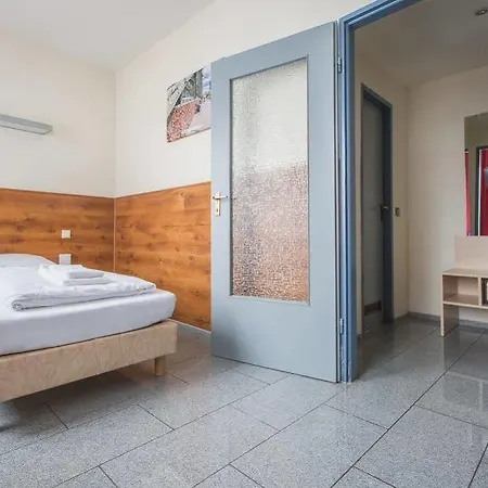 Madison Am Dom Keulen