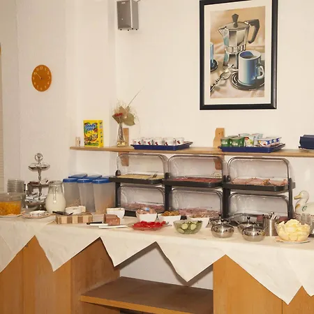 Madison Am Dom Keulen